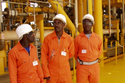 Workers at Angola Petroleum plant (file photo)