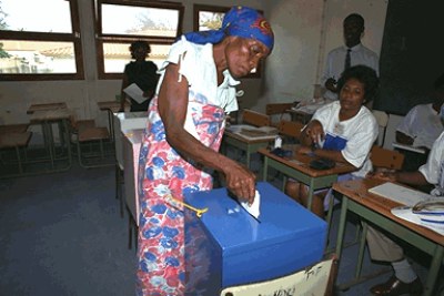 Woman votes in Angola's UN-assisted elections. Luanda (file photo).