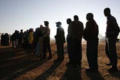 Zimbabwean queue to vote (file photo).