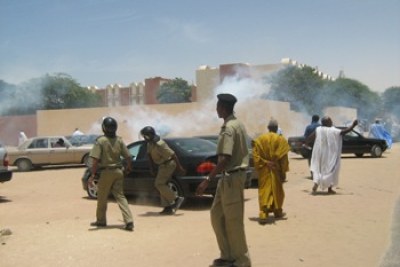 (Image d'archives) - La police disperse une manifestation contre le coup d'Etat militaire du 6 aout le lendemain du putsch a Nouakchott - Police disperse a protesters
