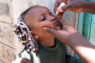 Une petite fille entrain de se vacciner à Nairobi.