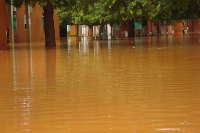 Photo d'archives : Le principal hôpital du Burkina Faso, l'hôpital Yalgado Ouédraogo, a fermé des services clés et évacué des patients après les inondations du 1er septembre 2009.