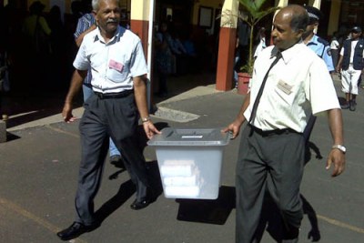 Elections générales 2010 : Jour de dépouillement. Les officiers transportant les urnes au No.19.
