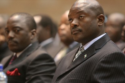 Pierre Nkurunziza, Président du Burundi (à droite) assis à côté de son homologue  Joseph Kabila de la RDC. Les tensions politiques se sont accentuées depuis que le président Pierre Nkurunziza fait pression pour briguer un troisième mandat.