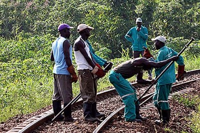 (Photo d'archives) - Des ouvriers en train de réfectionner des rails