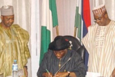 L-R: President Jonathan, Senate President David Mark and House of Reps Speaker, Dimeji Bankole at the signing of the amended constitution.