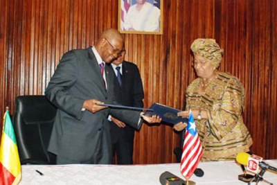 Malian President Amadou Toumani Toure and Liberian President Ellen Johnson Sirleaf