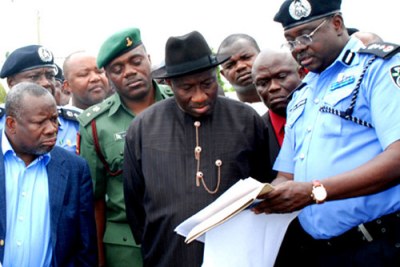 Président Goodluck Jonathan et l'inspecteur général de Police Hafiz Ringim