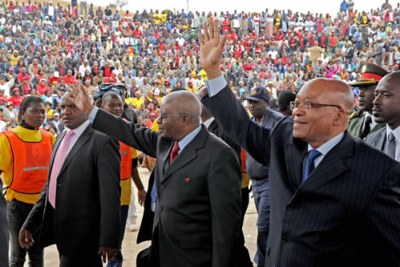 File photo: Presidents Jacob Zuma of South Africa, right, and Armando Guebuza of Mozambique greeted by crowds.