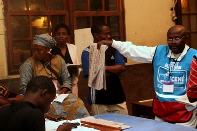 Dépouillement des bulletins de vote pour des candidats aux élections de 2011 en RDC, en présence des témoins le 28/11/2011 à Kinshasa.