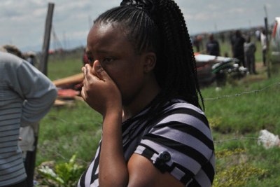 (Photo archive) - Une femme impuissante devant la démolition de sa maison au Kenya