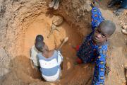 Des enfants travaillent dans une mine dor artisanale, cercle de Kéniéba, Mali.