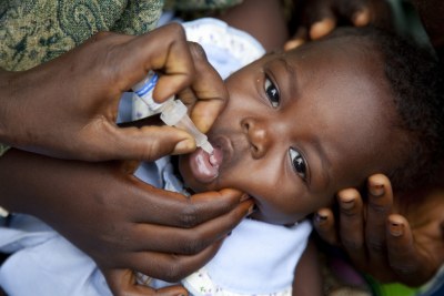 Un jeune nigérian recevant une vaccination orale contre la polio
