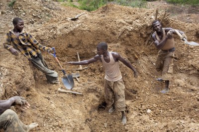 Des hommes et des adolescents à la recherche dor dans une mine à proximité de la ville de Bagega, dans l'État de Zamfara, situé dans le nord du Nigeria.