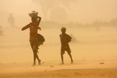 Children walk through a sandstorm in Tillaberi region, Niger (file photo).