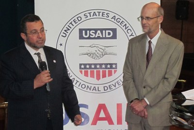 Then Minister of Water and Irrigation, Hisham Kandil, and USAID/Egypt Mission Director, Walter North (file photo).