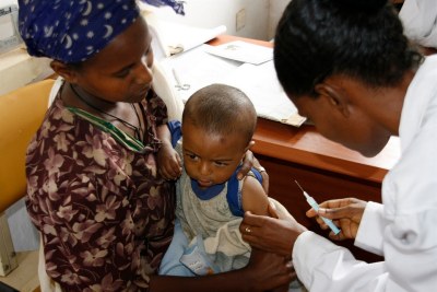 Une petite fille est vaccinée contre la rougeole dans la province de Merawi en Éthiopie