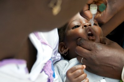 Un enfant vacciné contre la polio