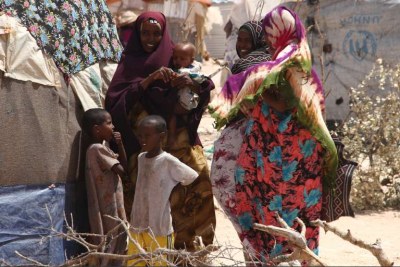 Des femmes et leurs enfants dans un camp de réfugiés au Somalie.