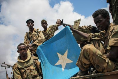 Somali National Army soldiers displaying the national flag in Kismayu (file photo).