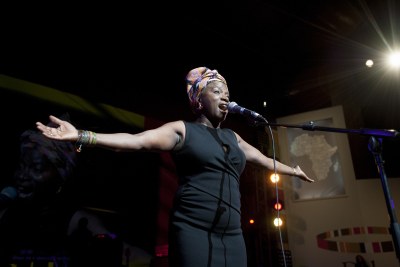 Angelique Kidjo gratifie de sa belle Voix le public  venu assisté à la décoration du révérend sud-africain, Desmond Tutu, par la Fondation Mo Ibrahim, le 10 Novembre 2012 à Dakar.