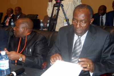 (De g.à.d) Abbé Appolinaire Malu Malu, chef des experts et Raymond Tshibanda, ministre des Affaires étrangères de la RDC et chef de la délégation du gouvernement aux pourparlers avec le M23