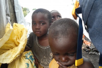 Des enfants d'un camp de Mugunga après avoir reçu de l'aide humanitaire