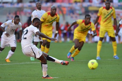 Mubarak Wakaso marquant le pénalty qui donne la victoire aux Black Stars du Ghana contre le Mali.