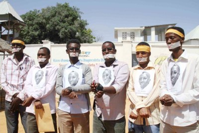 Journalists in Mogadishu, Somalia, protest the ongoing detention of freelance journalist Abdiaziz Abdinur Ibrahim who has been held without charge by Somali officials since January 10, 2013.
