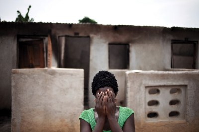 Une femme cache son visage après avoir expliqué comment des forces pro-Ouattara ont tué deux de ses enfants et son frère lors des violences post-électorales à Duékoué, dans louest de la Côte dIvoire. Duékoué a été le théâtre de l'un des pires massacres commis lors de la crise.