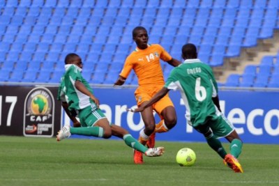 L'attaquant ivoirien essaye de faire sauter le verrou de la défense nigériane pour espérer marquer un but