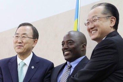 Ban Ki-moon (à gauche) avec le Président de la Banque mondiale Jim Kim (à droite) et le Président de la RDC, Joseph Kabila.