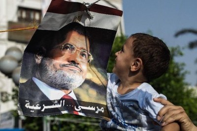 Un enfant tenant une affiche de l'ex-président egyptien, Mohamed Morsi, devant la mosquée Raba al-Adwyia, à Nasr City, Caire, capitale d'Egypte, le 8 juillet 2013.