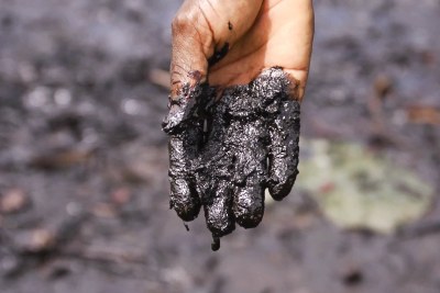 Pastor Christian Lekoya Kpandei's hand covered in oily mud, Bodo Creek, in 2011 (file photo).
