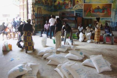 Au centre communautaire Don Bosco, situé à Bangui, le PAM distribue des rations alimentaires aux Centrafricains déplacés.