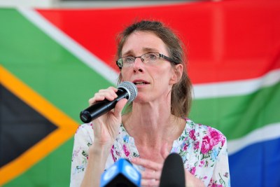 Yolande, ancien otage et épouse de Pierre Korkie qui est toujours détenu au Yémen, prend la parole lors d'une conférence de presse à Johannesburg, le jeudi 16 Janvier 2014.