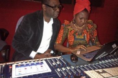 Youssou Ndour et la chanteuse centrafricaine Idylle Mamba enregistrent à Dakar, au Sénégal, une chanson dédiée à la paix en République centrafricaine, le 26 janvier 2014.