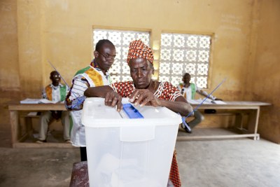 An Ivorian voter casts her ballot (file photo).