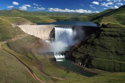 The Lesotho Highlands Water Project enables Lesotho to sell water to South Africa, but new construction in the country has been retarded this year, says the IMF.