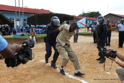 Simulation d'une arrestation par la police à Kisangani.