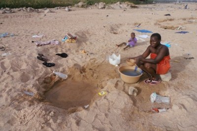 La famille de Lara Adama est obligée de creuser pour trouver de l'eau provenant du lit d'un fleuve asséché à Dumai, dans le nord du Cameroun.