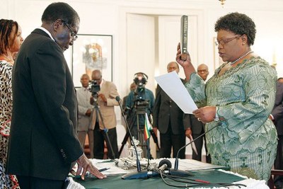 Zimbabwe President Robert Mugabe with Vice President Joice Mujuru during swearing in ceremony (file photo).