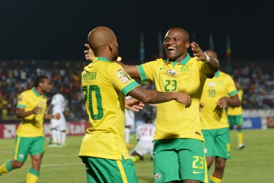 Oupa Manyisa célébrant le but marqué contre le Sénégal en faveur de l'équipe sud-africaine.
