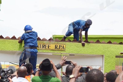 Police try to force their way into a suspended radio station in Bujumbura on 26 April 2015.