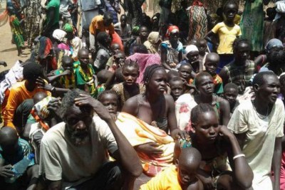 Des réfugiés sud-soudanais attendent d'être enregistrés avant de traverser la frontière avec l’Éthiopie, plus tôt en 2015.
