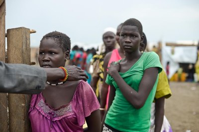 Des femmes font la queue pour chercher de l’eau dans un camp géré par la Mission des Nations Unies au Soudan du Sud (MINUSS), près de la ville de Bentiu.