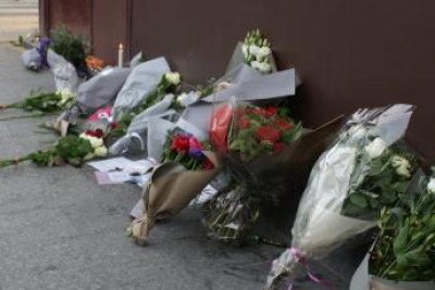 Des fleurs et des hommages laissés à l'extérieur du ' Carillon ' dans le 10ème arrondissement de Paris, après les attaques.