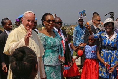 Le Pape François (à gauche) et la Présidente centrafricaine Catherine Samba Panza à Bangui.