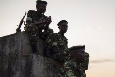 Des membres des forces armées du Burundi dans le quartier de Musaga dans la capitale, Bujumbura