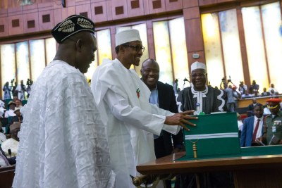 President Muhammadu Buhari submits his budget for 2016 to the Senate chamber (file photo).